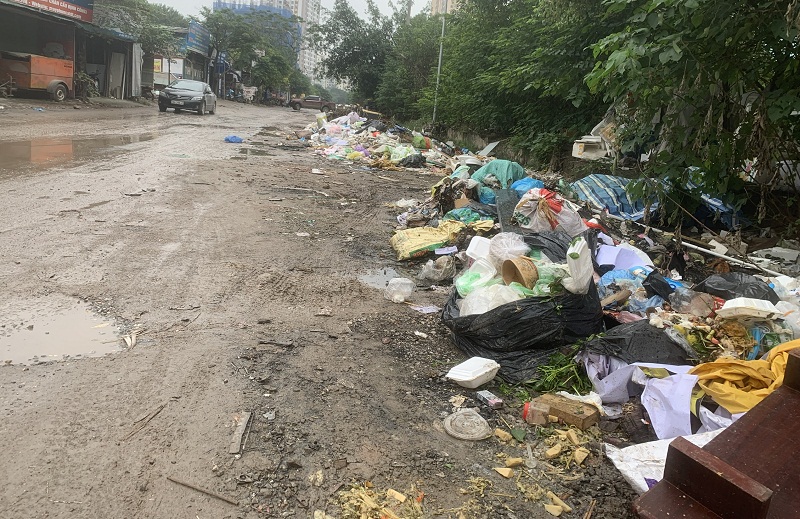 Hà Nội: Nhiều khu vực rác thải tồn đọng trên đường do sự cố bãi rác Nam Sơn - Ảnh 1