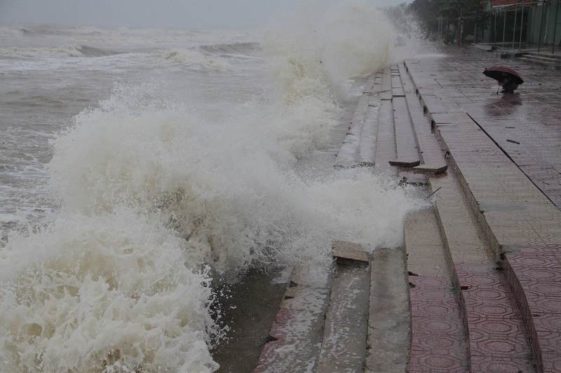 Nghệ An: Ảnh hưởng áp thấp nhiệt đới, xuất hiện sóng biển cao gần 5m ở Cửa Lò - Ảnh 4