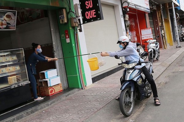 TP Hồ Chí Minh cho phép mở lại dịch vụ ăn uống: Người dân mừng, lo lẫn lộn - Ảnh 1