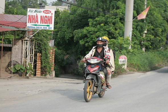 CSGT Hà Nội hỗ trợ hàng trăm người từ vùng dịch phía Nam vững tâm qua Thủ đô - Ảnh 3