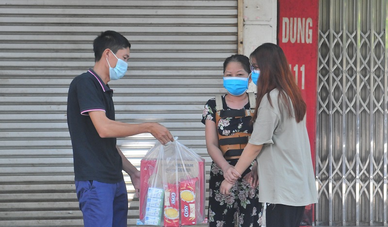 Quận Hoàn Kiếm: Tặng quà, động viên bệnh nhân, người ở trọ, lao động tự do trong khu cách ly y tế chùm ca bệnh BV Việt Đức - Ảnh 8