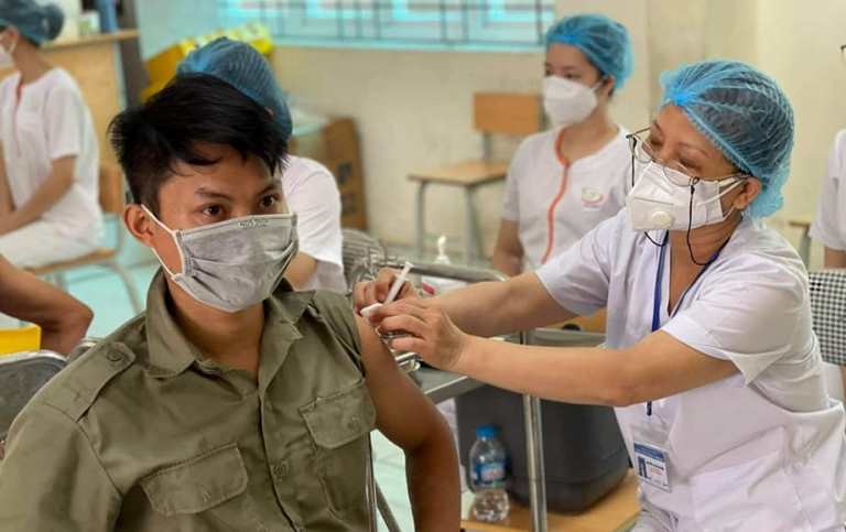 Quận Hoàng Mai được phân bổ thêm hơn 20 nghìn liều vaccine Covid-19 - Ảnh 1
