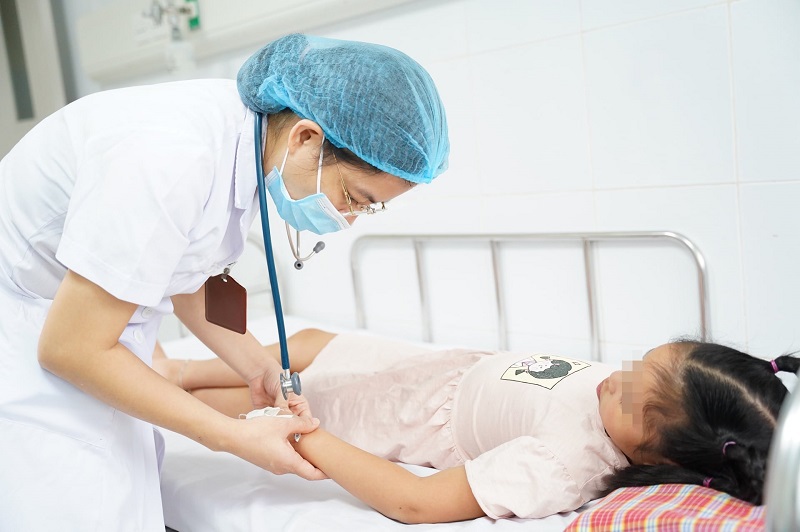 Trẻ mắc sốt xuất huyết nguy kịch vì nhập viện muộn - Ảnh 1