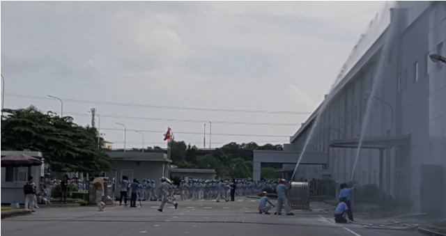 “Cháy” lớn tại khu Công nghiệp Thăng Long, cảnh sát PCCC giải cứu nhiều người mắc kẹt - Ảnh 3