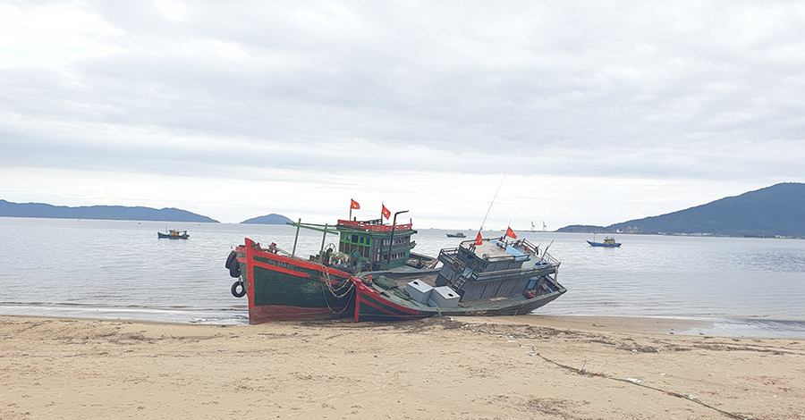 Đà Nẵng: Sóng đánh nát 2 tàu cá của ngư dân - Ảnh 4