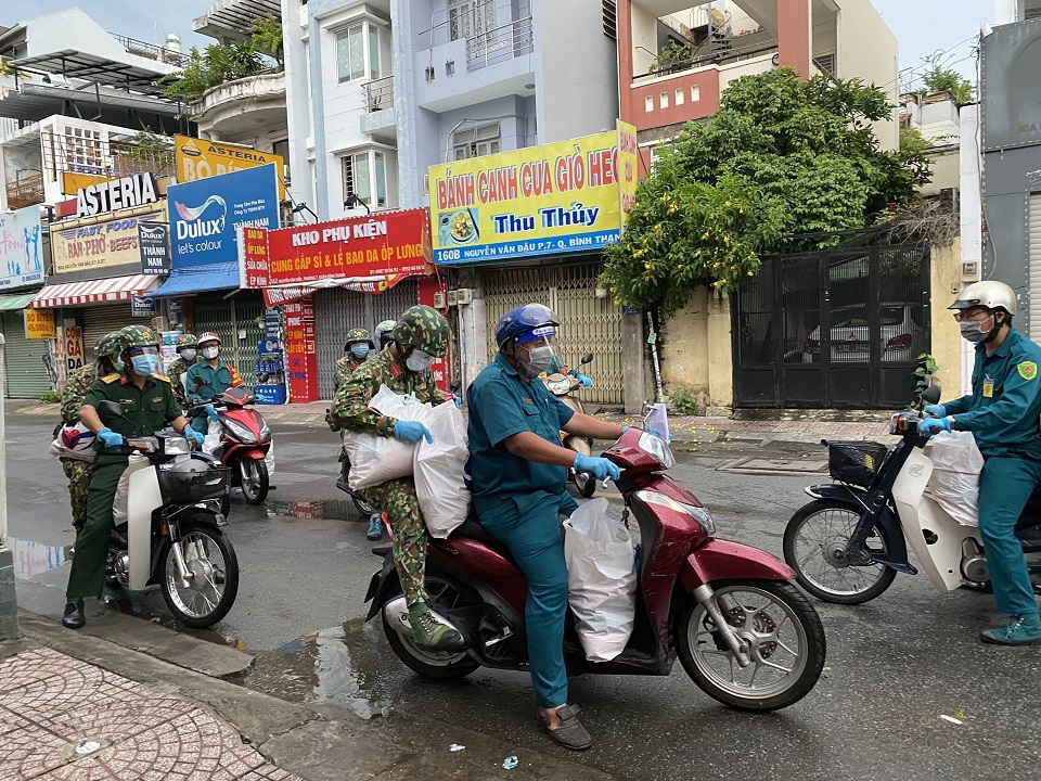 [Ảnh] Bộ đội đến từng nhà dân, hỗ trợ người khó khăn tại TP Hồ Chí Minh - Ảnh 10