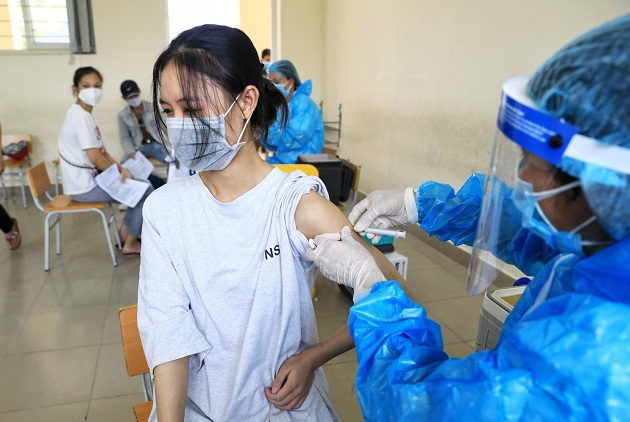 TP Hồ Chí Minh: 1.800 trẻ từ 16 - 17 tuổi của quận 1 và huyện Củ Chi được tiêm vaccine Covid-19 - Ảnh 1