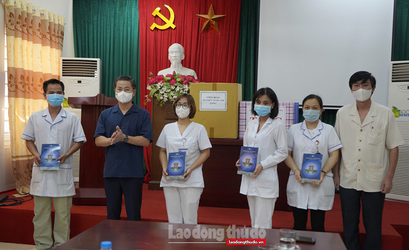 Công đoàn Hà Nội trao hỗ trợ cho người lao động, lực lượng tuyến đầu chống dịch quận Hà Đông - Ảnh 1