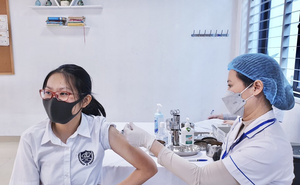 Chùm ảnh: Hơn 5.000 học sinh lớp 9 quận Thanh Xuân được tiêm vaccine phòng Covid-19 - Ảnh 1