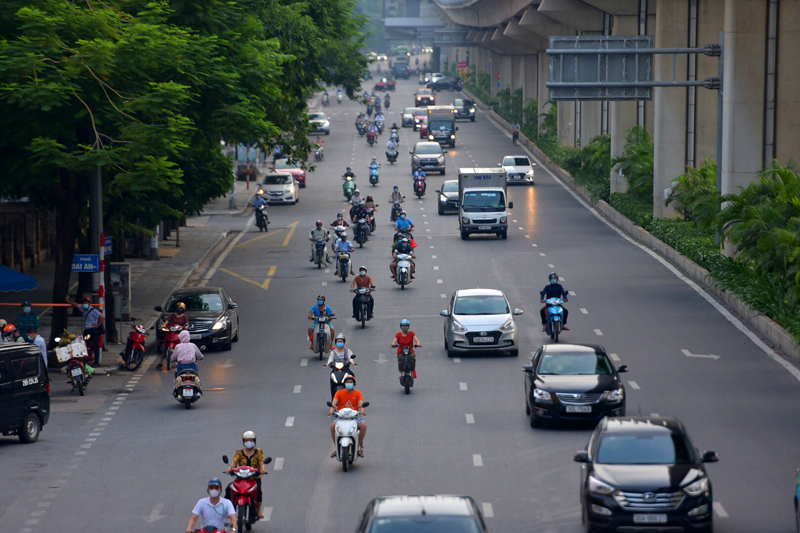 Đường phố Hà Nội vẫn đông đúc trước ngày nghỉ lễ 2/9 - Ảnh 6