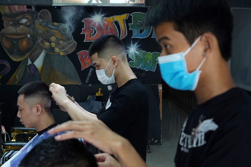 [Ảnh] Nhiều người Hà Nội đi cắt tóc sau 2 tháng giãn cách - Ảnh 6