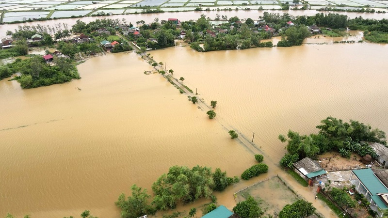 Quảng Trị: Mưa lũ gây ngập lụt nhiều khu dân cư, đường giao thông - Ảnh 2