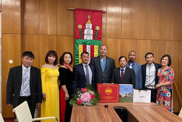 Hội người Việt Nam tại Slovakia trao quà của Chủ tịch Quốc hội Vương Đình Huệ cho thị trấn Horne Saliby - Ảnh 3