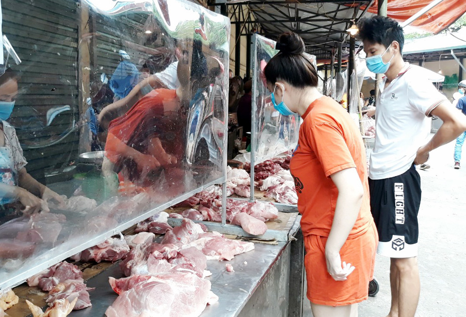 Hà Nội: Chợ truyền thống tấp nập, giá bình ổn trong ngày đầu tiên hết giãn cách - Ảnh 1