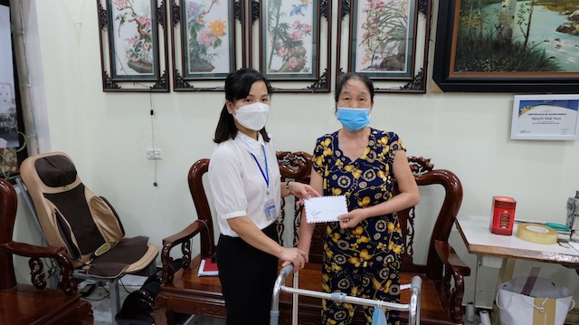 Huyện Sóc Sơn: Cán bộ đến tận nhà dân trao tiền hỗ trợ ổn định cuộc sống trong đại dịch - Ảnh 2