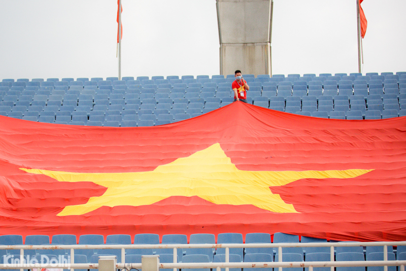 Cổ động viên Việt Nam trải sẵn cờ 200m2 trên sân Mỹ Đình tiếp sức cho ĐT Việt Nam - Ảnh 1