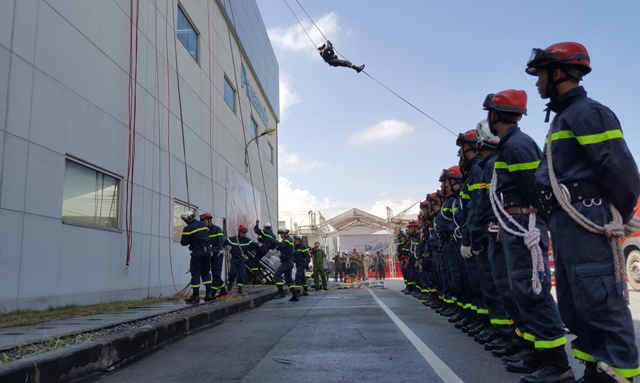 “Cháy” lớn tại khu Công nghiệp Thăng Long, cảnh sát PCCC giải cứu nhiều người mắc kẹt - Ảnh 1