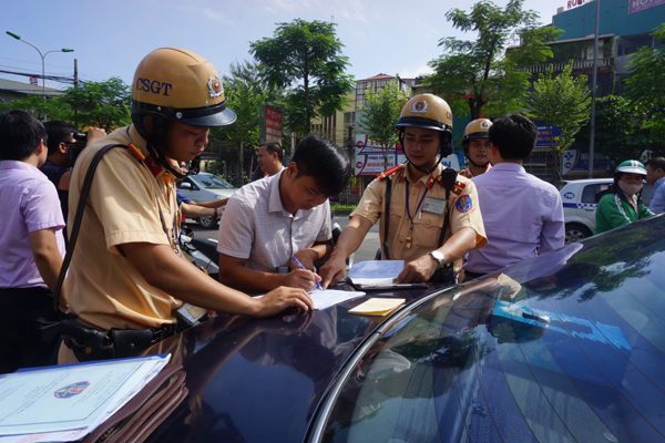 Tăng cường xử lý xe taxi dừng đỗ trước cổng bệnh viện Bạch Mai - Ảnh 3