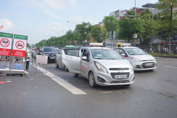 Tăng cường xử lý xe taxi dừng đỗ trước cổng bệnh viện Bạch Mai - Ảnh 1