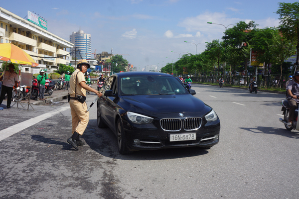 Tăng cường xử lý xe taxi dừng đỗ trước cổng bệnh viện Bạch Mai - Ảnh 4