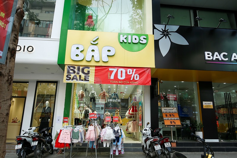 [Ảnh] Hà Nội: Nhiều cửa hàng giảm giá “khủng” trong ngày Black Friday - Ảnh 5