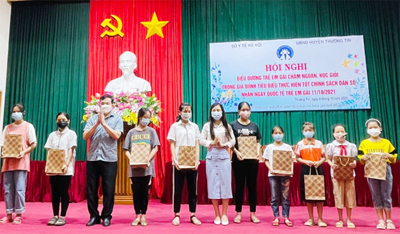 Hà Nội biểu dương 100 gia đình có con gái chăm ngoan, học giỏi - Ảnh 1