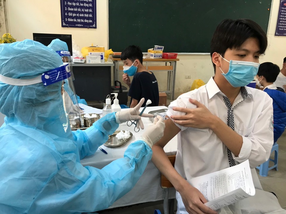 Chùm ảnh: Hơn 5.000 học sinh lớp 9 quận Thanh Xuân được tiêm vaccine phòng Covid-19 - Ảnh 6