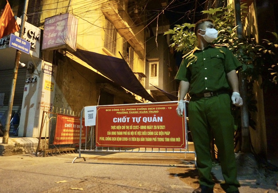 Chùm ảnh: Gỡ phong tỏa ngõ 328-330 Nguyễn Trãi, người dân phấn khởi về nhà trong đêm - Ảnh 6