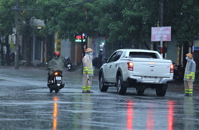 Hà Tĩnh: Đường phố ngập sâu sau mưa lớn - Ảnh 12