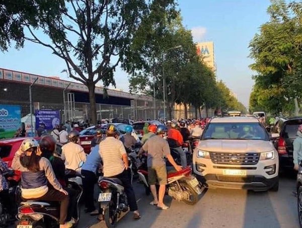 Người dân ùn ùn đi siêu thị gom thực phẩm trước ngày "TP Hồ Chí Minh siết chặt" - Ảnh 6