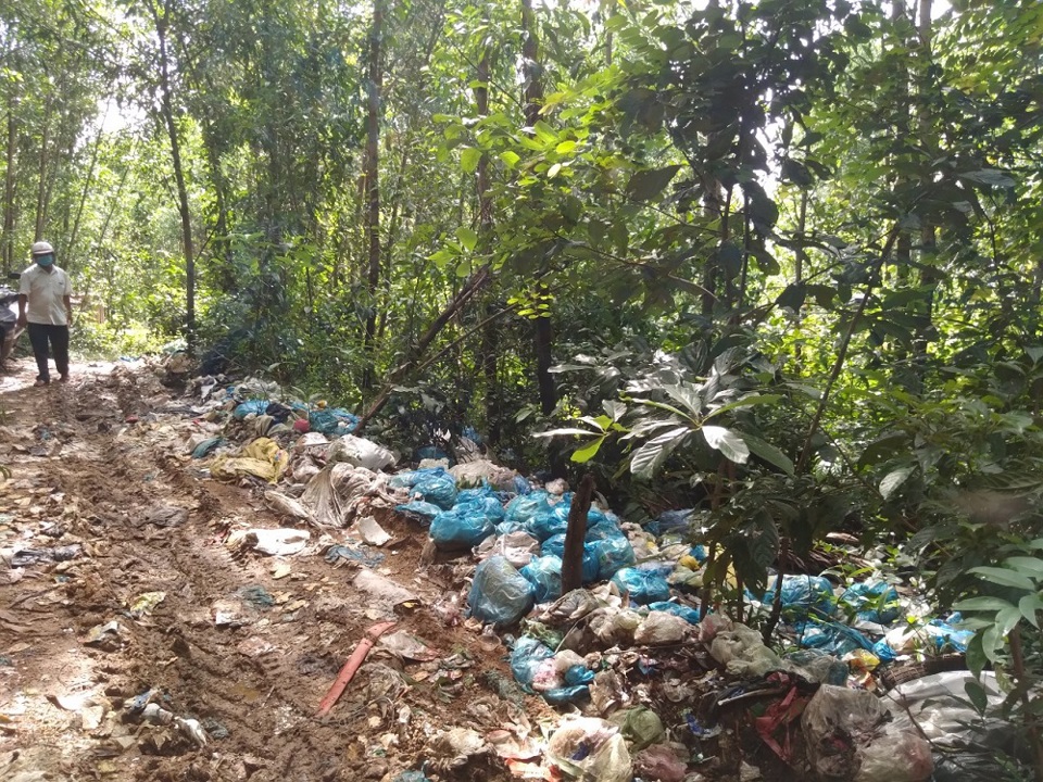 Quảng Ngãi: Người dân khốn khổ vì phải sống chung với bãi rác gây ô nhiễm - Ảnh 2