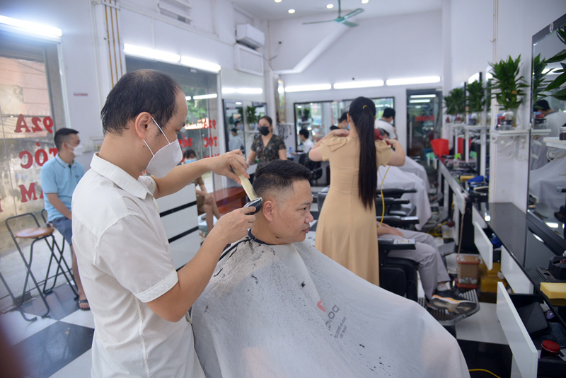 [Ảnh] Nhiều người Hà Nội đi cắt tóc sau 2 tháng giãn cách - Ảnh 8