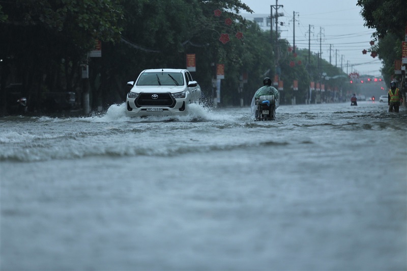 Hà Tĩnh: Đường phố ngập sâu sau mưa lớn - Ảnh 3