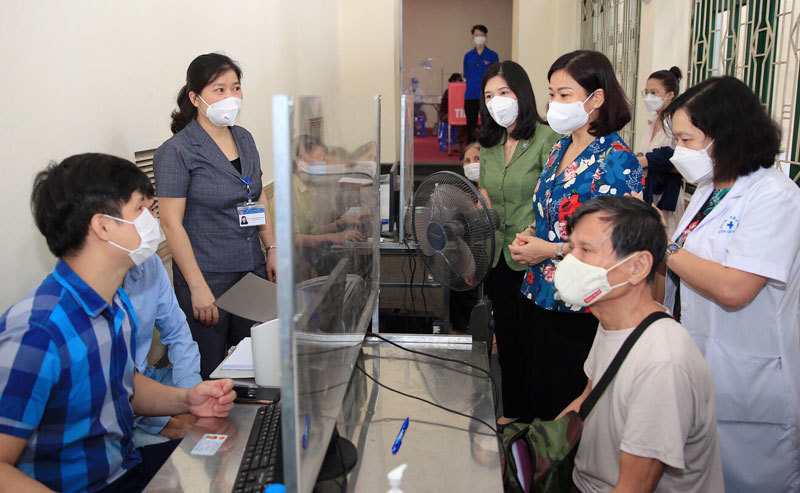 Phó Bí thư Thường trực Thành ủy Nguyễn Thị Tuyến: Tránh tâm lý chủ quan, lơ là sau khi hoàn thành việc tiêm vaccine mũi 1 - Ảnh 2