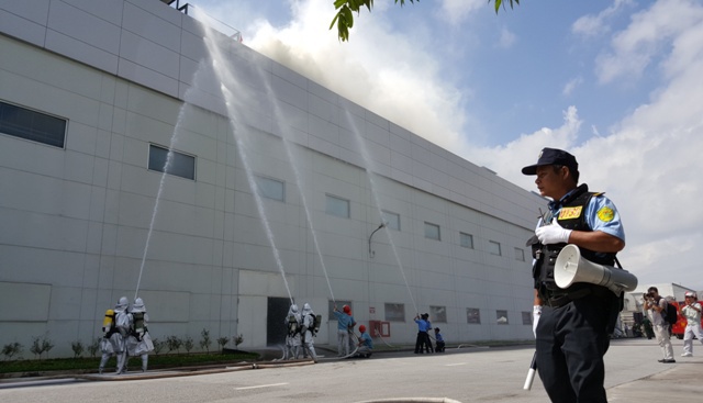 “Cháy” lớn tại khu Công nghiệp Thăng Long, cảnh sát PCCC giải cứu nhiều người mắc kẹt - Ảnh 10