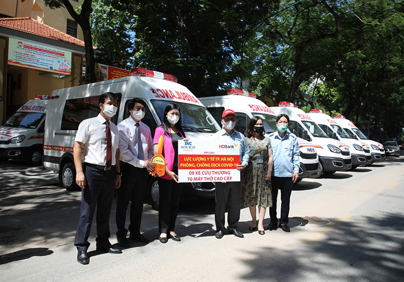 MTTQ TP Hà Nội chuyển giao 20 máy thở, 9 xe cứu thương cho Sở Y tế Hà Nội - Ảnh 1