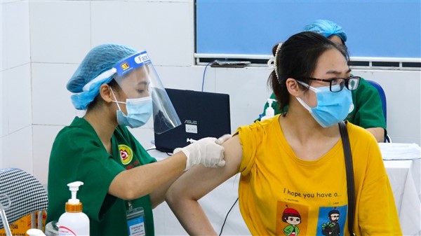 Hơn 30 y, bác sỹ tỉnh Bắc Ninh hỗ trợ huyện Gia Lâm lấy mẫu và tiêm vaccine phòng Covid-19 ngay trong đêm - Ảnh 2