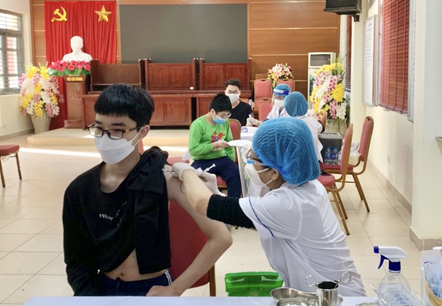Chùm ảnh: Hơn 5.000 học sinh lớp 9 quận Thanh Xuân được tiêm vaccine phòng Covid-19 - Ảnh 7