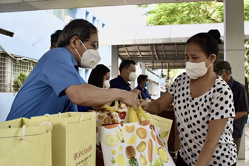 Trao gần 400 “túi quà đoàn kết” cho người gặp khó khăn bởi dịch bệnh tại quận Ba Đình - Ảnh 5