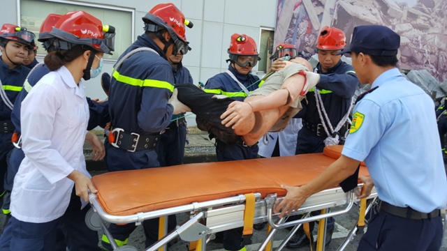 “Cháy” lớn tại khu Công nghiệp Thăng Long, cảnh sát PCCC giải cứu nhiều người mắc kẹt - Ảnh 14