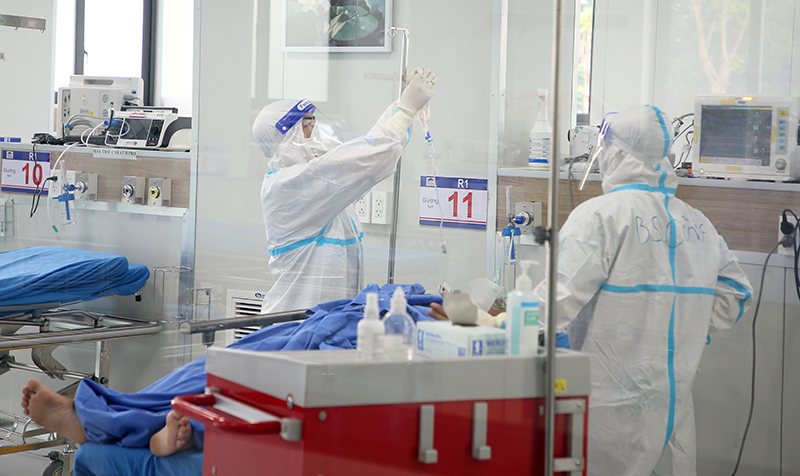 Bên trong nơi giành giật sự sống cho bệnh nhân Covid-19 nặng tại Hà Nội - Ảnh 10