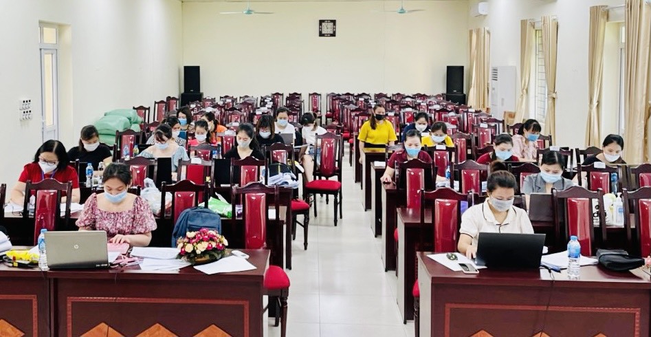 Chùm ảnh: Trẻ em quận Thanh Xuân lấy mẫu xét nghiệm Covid-19 - Ảnh 7