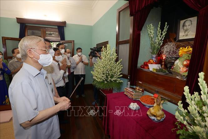 Tổng Bí thư Nguyễn Phú Trọng dâng hương tưởng niệm Chủ tịch Hồ Chí Minh - Ảnh 2