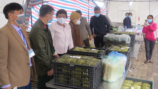Bữa cơm ấm lòng người dân từ vùng dịch các tỉnh phía Nam khi qua huyện Phú Xuyên - Ảnh 3