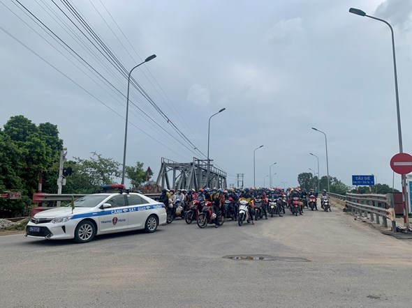 CSGT Hà Nội hỗ trợ hàng trăm người từ vùng dịch phía Nam vững tâm qua Thủ đô - Ảnh 4