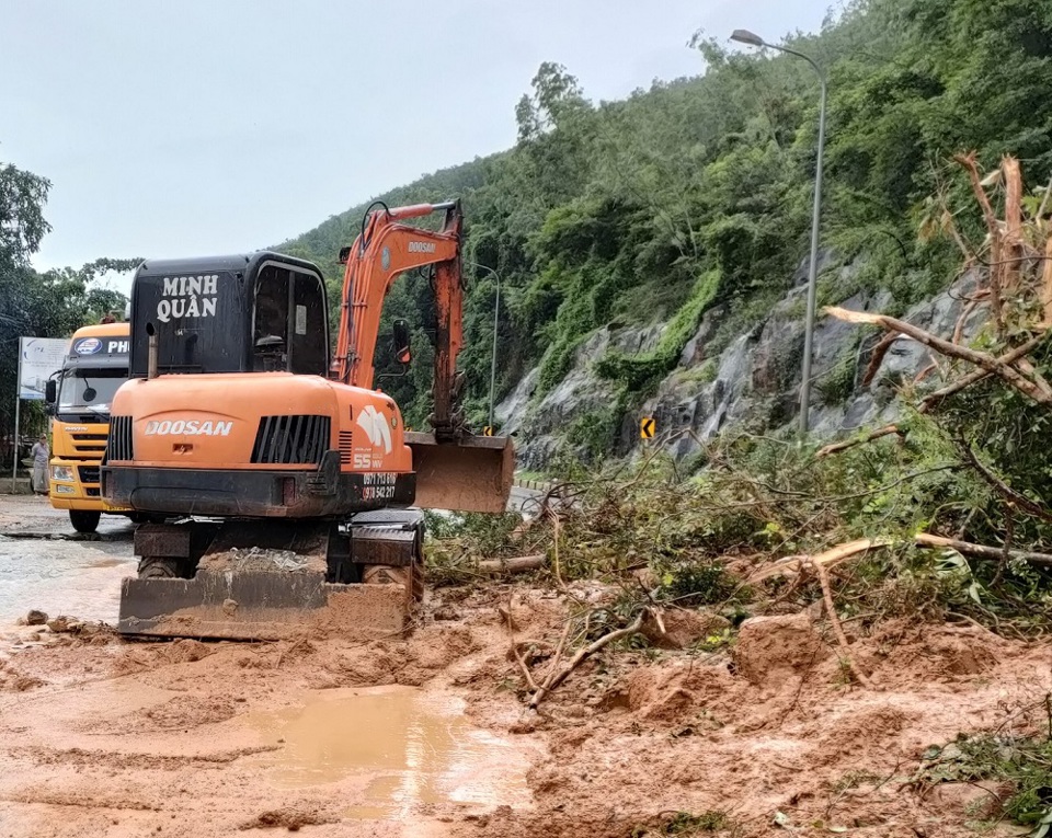 Sạt lở núi ở Bình Định, hàng nghìn khối đất đá đổ ập xuống Quốc lộ 1D - Ảnh 1