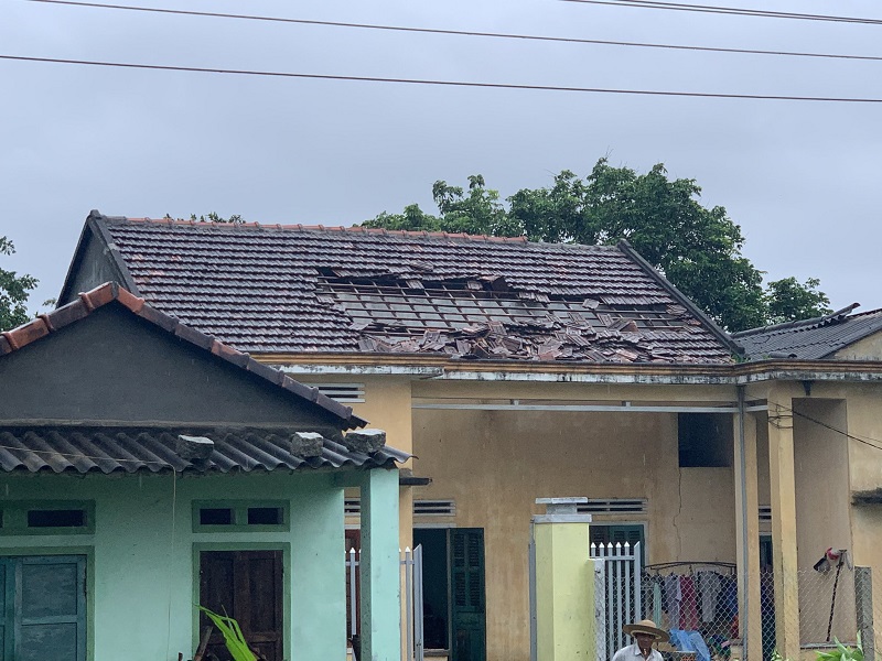 Quảng Ngãi: Lốc xoáy làm hư hại gần 50 nhà dân - Ảnh 1