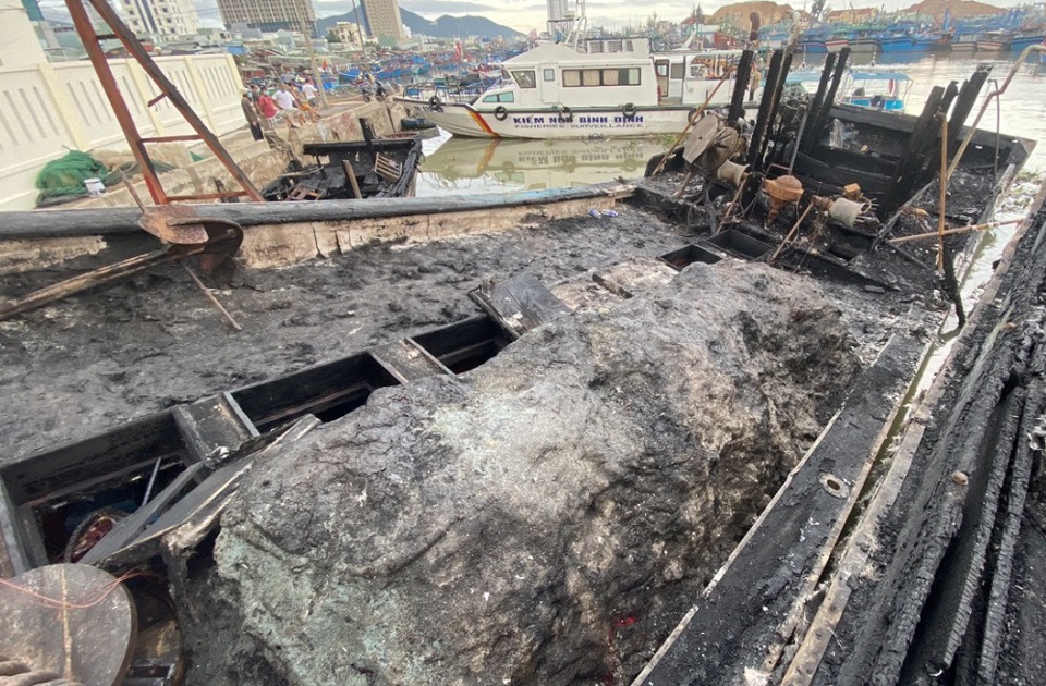 Bình Định: Cháy tại cảng cá Quy Nhơn khiến 5 tàu bị thiêu rụi - Ảnh 4