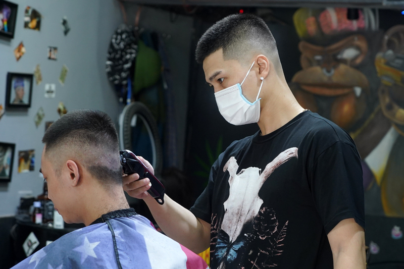 [Ảnh] Nhiều người Hà Nội đi cắt tóc sau 2 tháng giãn cách - Ảnh 10