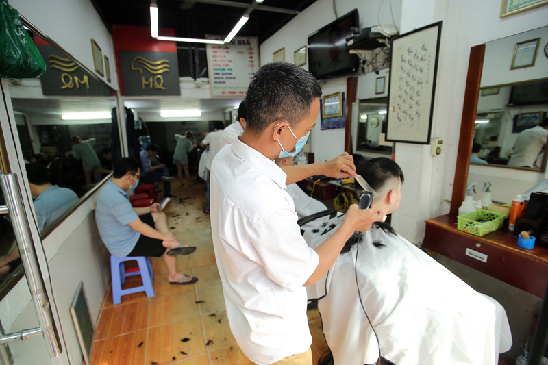 [Ảnh] Nhiều người Hà Nội đi cắt tóc sau 2 tháng giãn cách - Ảnh 3